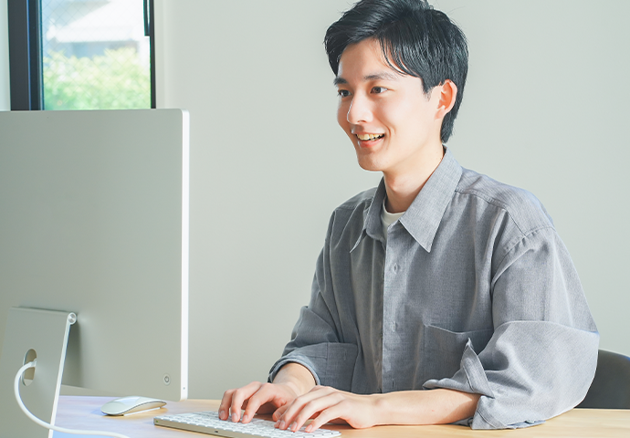 ビデオ会議している男性の画像